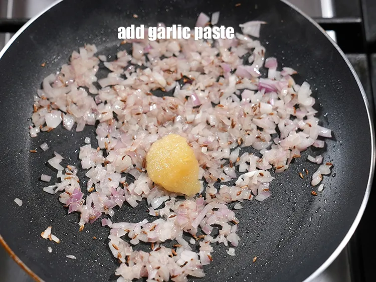 स्टेप 15 – १/२ टेबल-स्पून&nbsp;<a href=""https://www.tarladalal.com/glossary-garlic-paste-lehsun-ki-paste-lahsun-ki-paste-hindi-350i"">लहसुन का पेस्ट</a>&nbsp;डालें ।