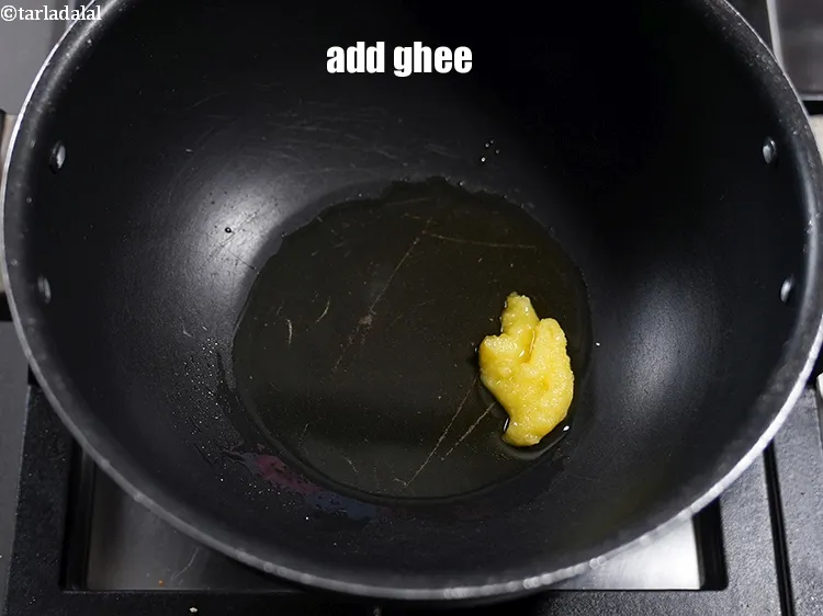 स्टेप 15 – २ टेबल-स्पून&nbsp;<a href=""https://www.tarladalal.com/glossary-ghee-hindi-245i"">घी</a>&nbsp;डालें।