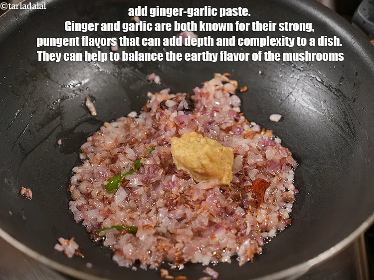 स्टेप 15 – २ टी-स्पून&nbsp;<a href=""https://www.tarladalal.com/glossary-ginger-garlic-paste-adrak-lehsun-ki-pate-adrak-lahsun-ki-paste-hindi-939i"">अदरक-लहसुन का पेस्ट</a>&nbsp;डालें&nbsp;। अदरक और लहसुन दोनों ही …