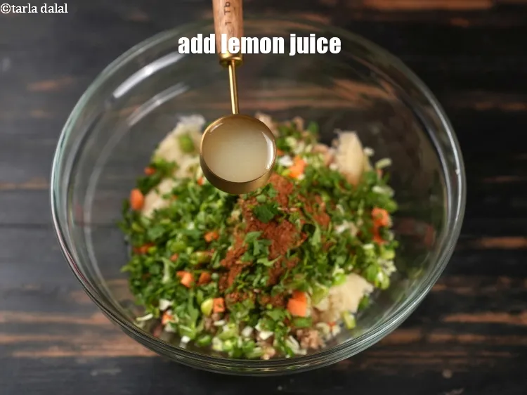 स्टेप 15 – १ टेबल-स्पून&nbsp;<a href=""https://www.tarladalal.com/glossary-lemon-juice-numbi-ka-ras-nimbu-ka-juice-hindi-471i"">नींबू का रस</a>&nbsp;मिलाएं।