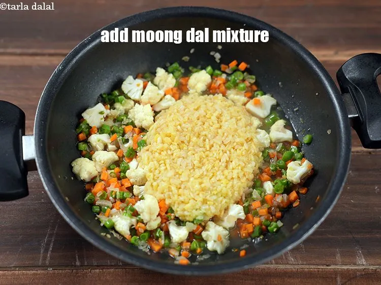 स्टेप 20 – मूंग दाल का मिश्रण डालें।