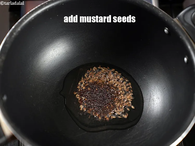 स्टेप 15 – १ टी-स्पून&nbsp;<a href=""https://www.tarladalal.com/glossary-mustard-seeds-sarson-rai-sarson-ke-beej-hindi-525i"">सरसों के बीज (राई)</a>&nbsp;डालें&nbsp;।