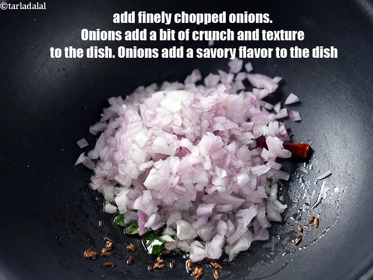 स्टेप 15 – १/२ कप&nbsp;बारीक&nbsp;<a href=""https://www.tarladalal.com/glossary-chopped-onions-hindi-722i"" target=""_blank"">कटा प्याज</a>&nbsp;डालें। प्याज डिश में थोड़ा सा …