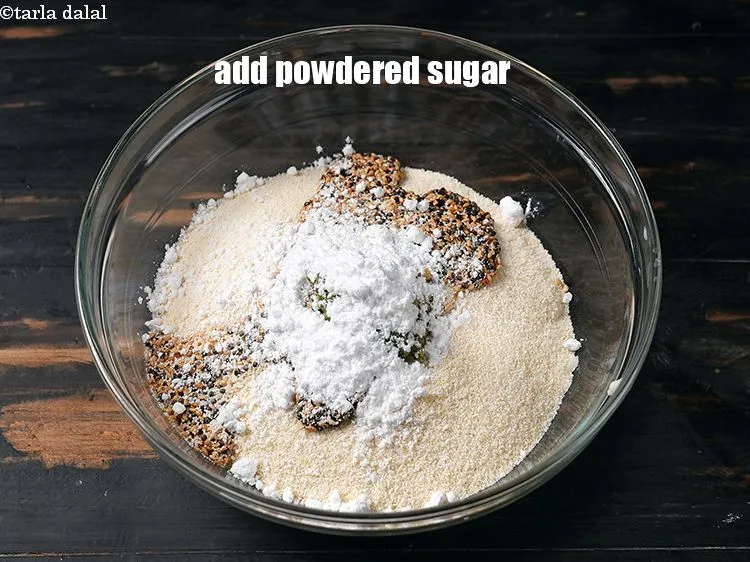 स्टेप 15 – १ टी-स्पून&nbsp;<a href=""https://www.tarladalal.com/glossary-powdered-sugar-hindi-280i"">पिसी हुई चीनी</a>&nbsp;डालें।&nbsp;&nbsp;
