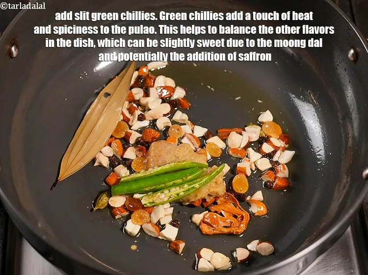 स्टेप 15 – २&nbsp;<a href=""https://www.tarladalal.com/glossary-chopped-green-chilli-hindi-820i"">कटी हुई हरी मिर्च</a>&nbsp;डालें। हरी मिर्च पुलाव में&nbsp;तीखापन भर …