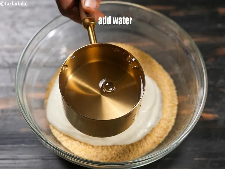 स्टेप 15 – 1&frac12; कप पानी डालें।