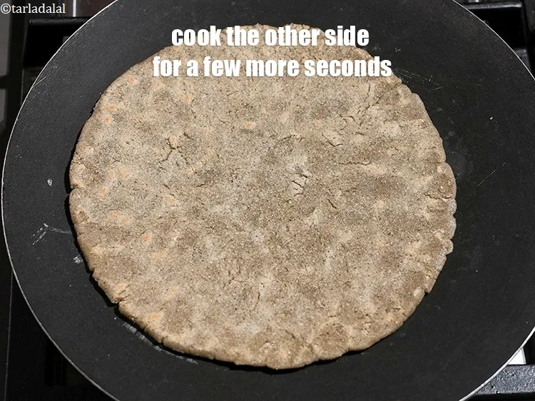 स्टेप 15 – दूसरी तरफ भी कुछ सेकंड के लिए पकाएं।