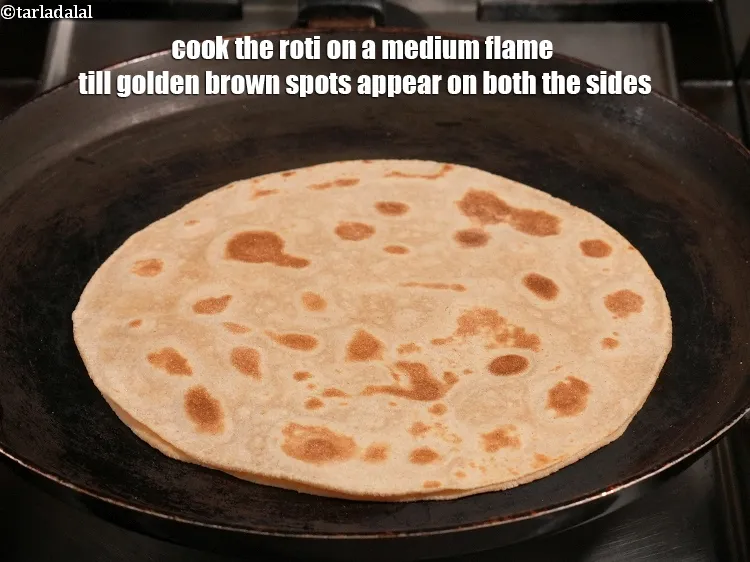 स्टेप 16 – रोटी को मध्यम आंच पर तब तक पकाएं जब तक …