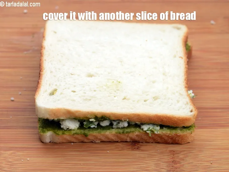 स्टेप 15 – इसे ब्रेड के दूसरे टुकड़े से ढक दें, जिसमें मक्खन-चटनी …
