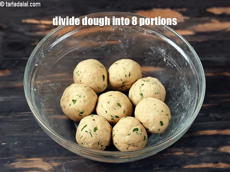 स्टेप 15 – आटे को 8 बराबर भागों में बांटें।