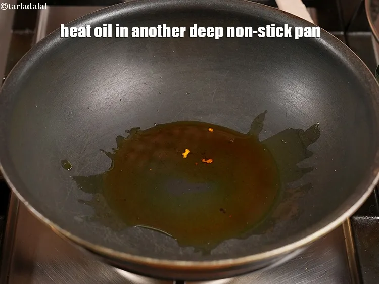 स्टेप 15 – एक दूसरे गहरे नॉन-स्टिक पैन में&nbsp;१ टेबल-स्पून&nbsp;<a href=""https://www.tarladalal.com/glossary-oil-hindi-671i"">तेल</a>&nbsp;गरम करें।