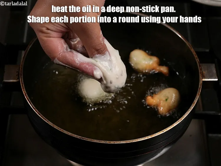 स्टेप 15 – <strong>मैसूर बोंडा</strong> को डीप फ्राई करने के लिए, एक गहरे …
