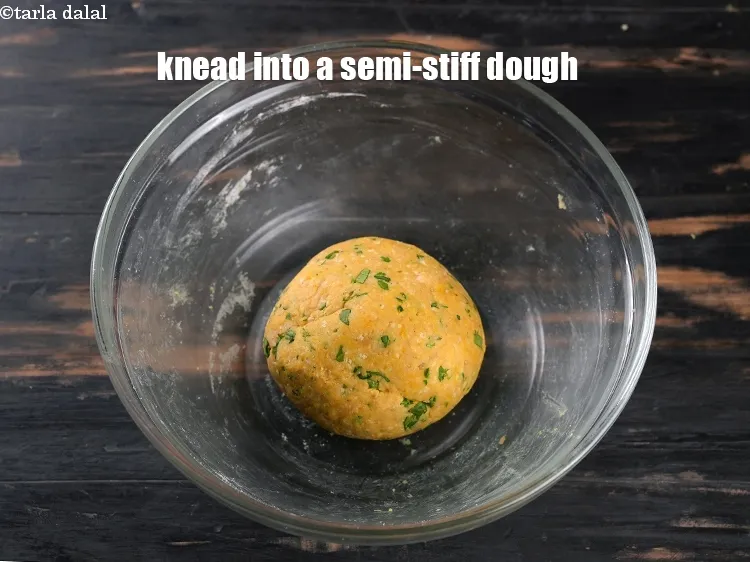 स्टेप 19 – बिना पानी का प्रयोग किये आधा सख्त आटा गूथ लें।