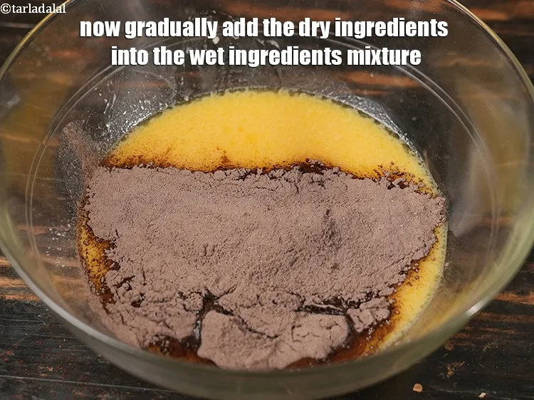 स्टेप 15 – अब धीरे-धीरे सूखी सामग्री को गीली सामग्री के मिश्रण में …