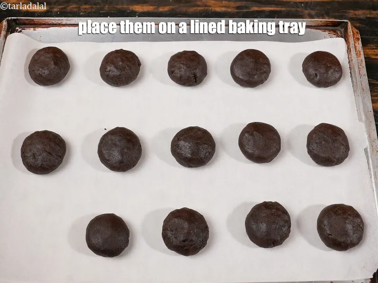 स्टेप 15 – इन्हें एक बेकिंग ट्रे पर रखें।