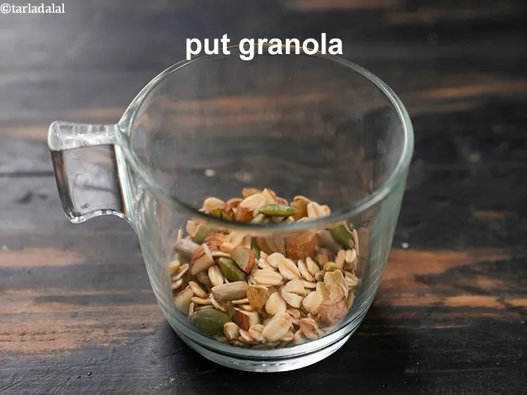 स्टेप 15 – एक सर्विंग गिलास लें, उसमें 2 टेबल-स्पून ग्रेनोला डालें।