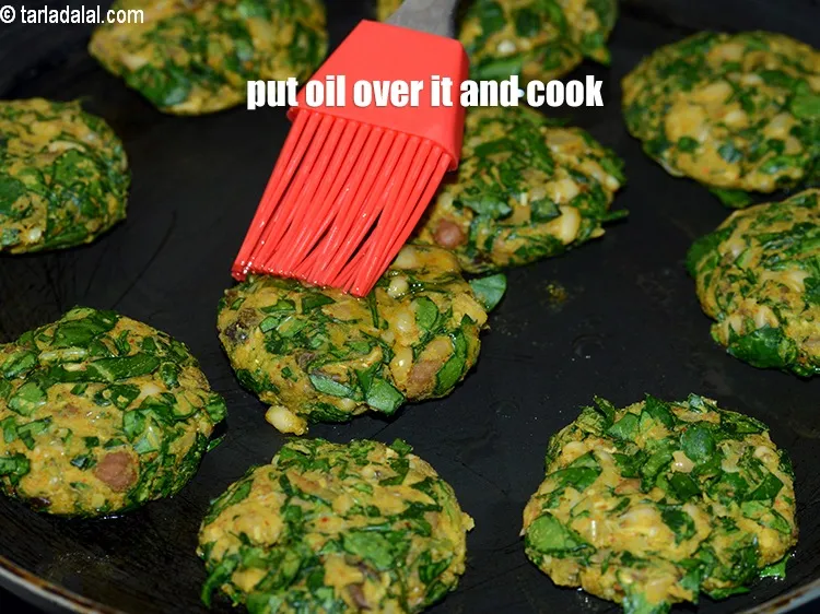 स्टेप 14 – इसके ऊपर 1 चम्मच तेल डालें।