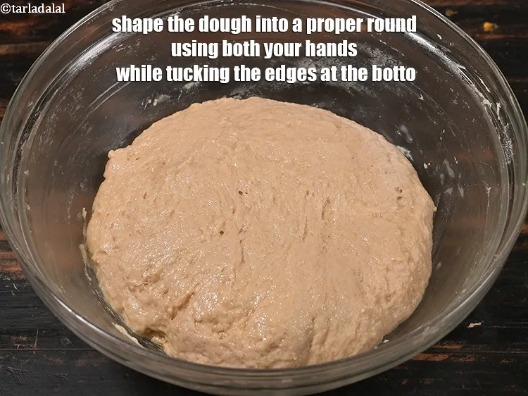 स्टेप 14 – तल पर किनारों को टक करते हुए अपने दोनों हाथों …