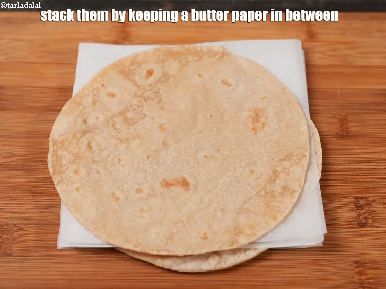 स्टेप 15 – इनके बीच में बटर पेपर रखकर इन्हें एक के ऊपर …