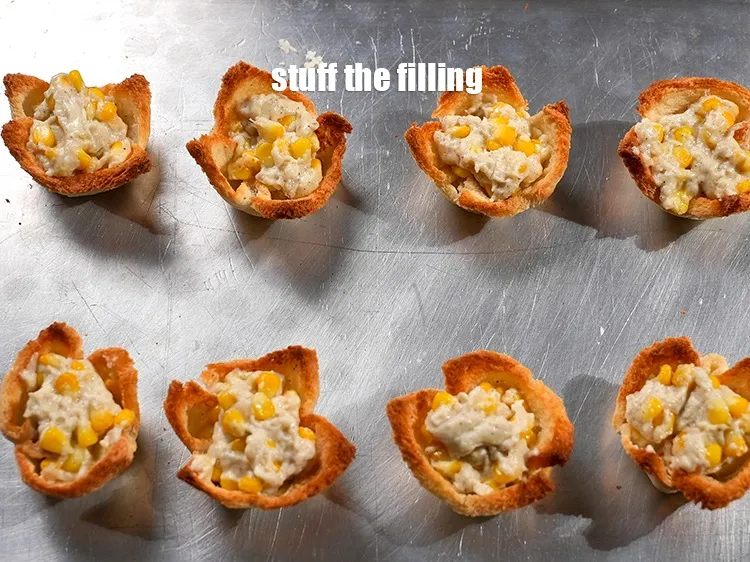 स्टेप 21 – प्रत्येक बेक्ड ब्रेड टार्टलेट में फिलिंग&nbsp;का एक भाग चम्मच से …