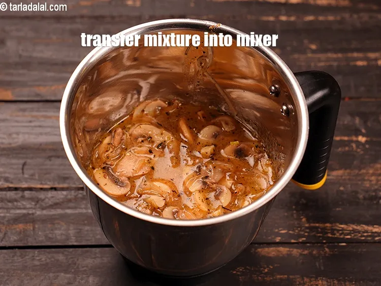 स्टेप 15 – मिश्रण को मिक्सर जार में डालें।