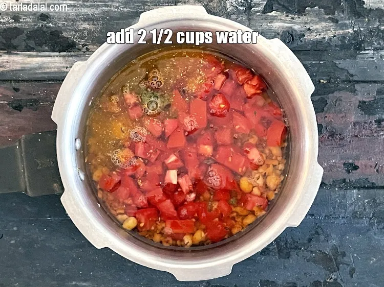 स्टेप 17 – 2&frac12; कप पानी&nbsp;डालें।