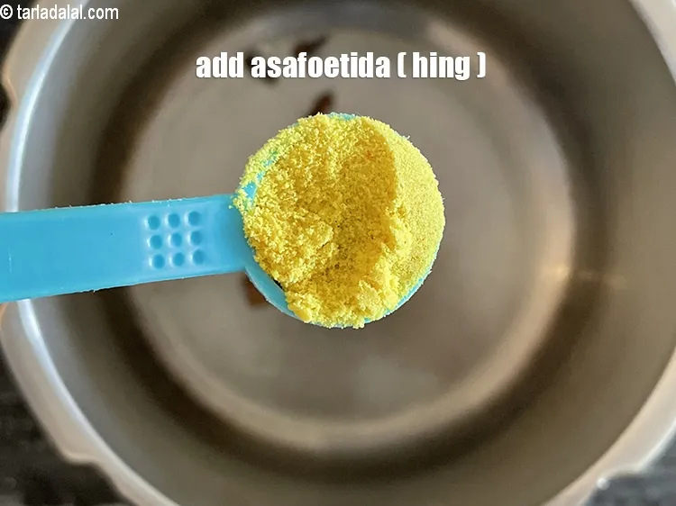 स्टेप 15 – १/२ टी-स्पून&nbsp;<a href=""https://www.tarladalal.com/glossary-asafoetida-hing-hindi-113i"">हींग</a>&nbsp;<span style=""font-size:11.0pt""><span style=""background-color:white""><span style=""font-family:&quot;Nirmala UI&quot;,sans-serif""><span style=""color:black"">डालें।</span></span></span></span>