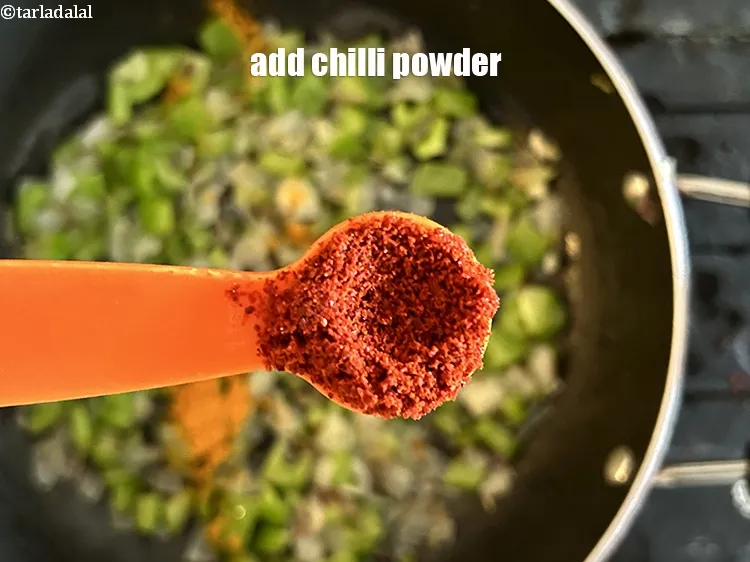 स्टेप 19 – १/२ टी-स्पून&nbsp;<a href=""https://www.tarladalal.com/glossary-chilli-powder-red-chilli-powder-hindi-339i"">मिर्च पाउडर</a>&nbsp;डालें।