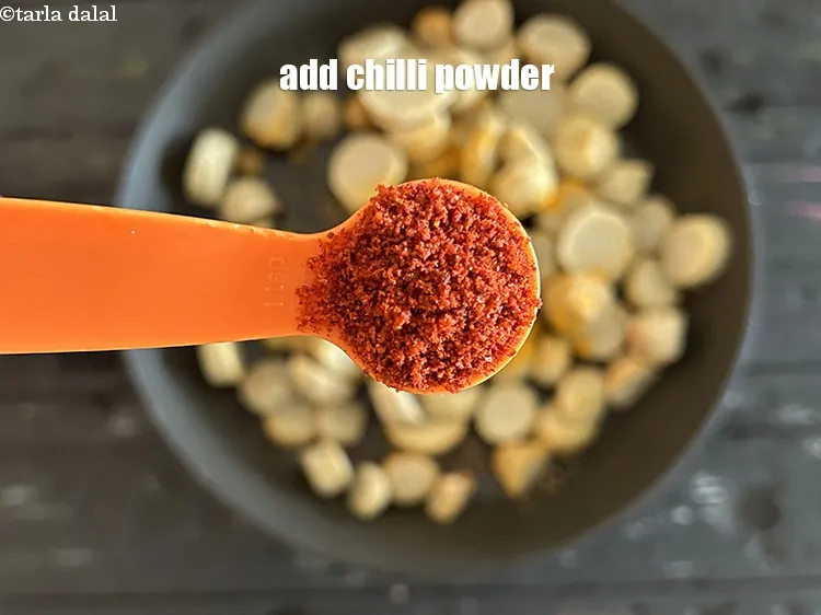 स्टेप 16 – १ टी-स्पून&nbsp;<a href=""https://www.tarladalal.com/glossary-chilli-powder-red-chilli-powder-hindi-339i"">लाल मिर्च पाउडर</a>&nbsp;डालें।