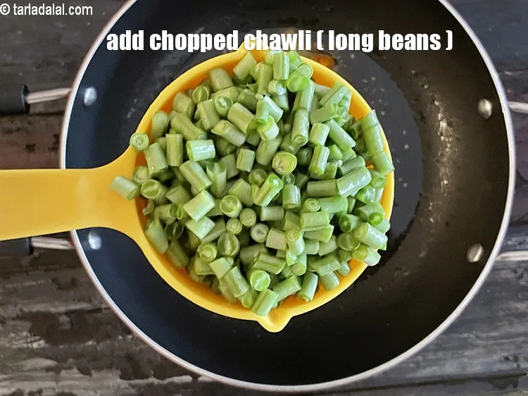 स्टेप 15 – २ १/२ कप&nbsp;रेशा निकाल के&nbsp;<a href=""https://www.tarladalal.com/glossary-chopped-long-beans-hindi-2343i"">कटी हुई हरी चौली</a>&nbsp;डालें।&nbsp;&nbsp;