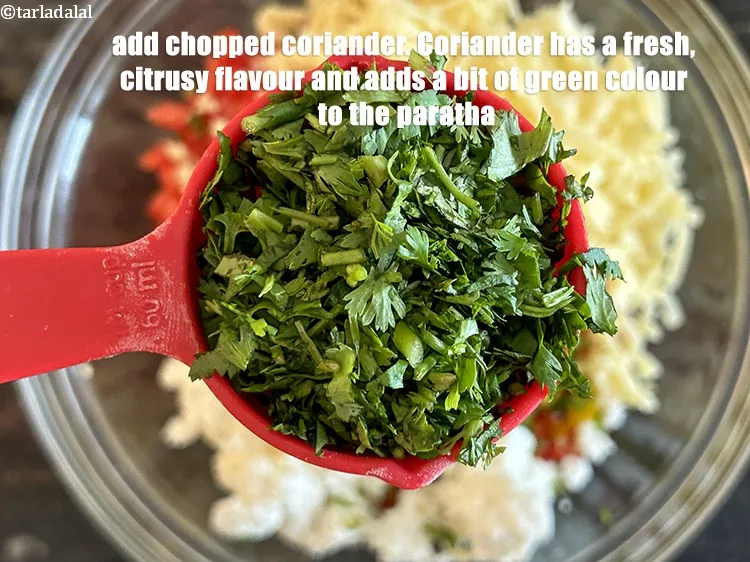 स्टेप 15 – १/४ कप&nbsp;<a href=""https://www.tarladalal.com/glossary-chopped-coriander-hindi-783i"">कटा हरा धनिया</a>&nbsp;डालें।&nbsp;धनिया में ताज़ा, खट्टा स्वाद होता …