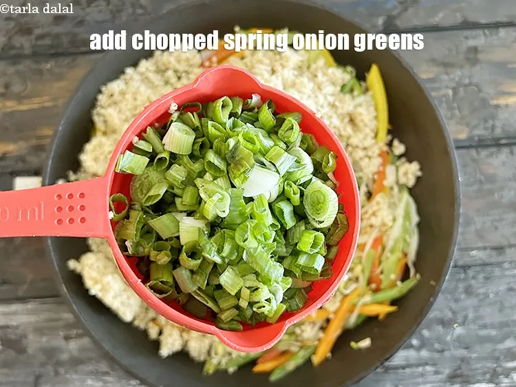 स्टेप 19 – १ कप&nbsp;<a href=""https://www.tarladalal.com/glossary-chopped-spring-onion-greens-hindi-1030i"">कटे हुए हरे प्याज़ के पत्ते</a>&nbsp;डालें।