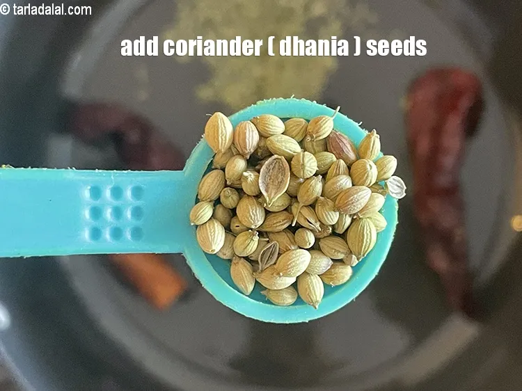 स्टेप 15 – १/२ टी-स्पून&nbsp;<a href=""https://www.tarladalal.com/glossary-coriander-seeds-dhania-ke-beej-dhania-seeds-akha-dhania-hindi-371i"">खड़ा धनिया</a>&nbsp;डालें।