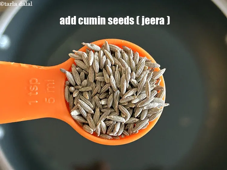 स्टेप 15 – २ टी-स्पून&nbsp;<a href=""https://www.tarladalal.com/glossary-cumin-seeds-jeera-zeera-hindi-381i"">जीरा</a>&nbsp;डालें।