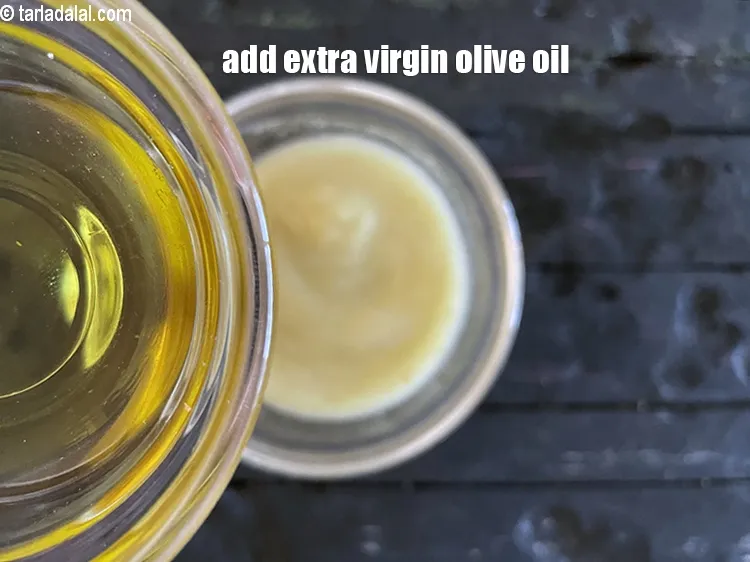 स्टेप 15 – १ टी-स्पून&nbsp;<a href=""https://www.tarladalal.com/glossary-extra-virgin-olive-oil-hindi-2611i"">एक्स्ट्रा वजिॅन जैतून का तेल</a>&nbsp;डालें।