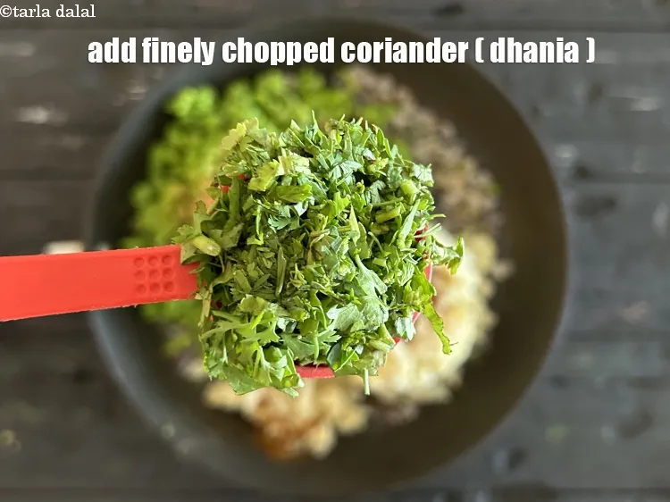 स्टेप 17 – २ टेबल-स्पून&nbsp;बारीक&nbsp;<a href=""https://www.tarladalal.com/glossary-chopped-coriander-hindi-783i"">कटा हरा धनिया</a>&nbsp;डालें।&nbsp;