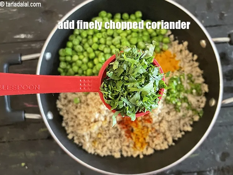 स्टेप 20 – २ टेबल-स्पून&nbsp;बारीक&nbsp;<a href=""https://www.tarladalal.com/glossary-chopped-coriander-hindi-783i"">कटा हुआ हरा धनिया</a>&nbsp;&nbsp;डालें।