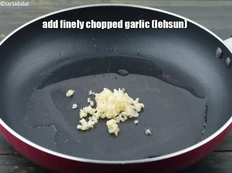 स्टेप 15 – २ टी-स्पून&nbsp;बारीक&nbsp;<a href=""https://www.tarladalal.com/glossary-chopped-garlic-hindi-790i"">कटा हुआ लहसुन</a>&nbsp;डालें&nbsp;&nbsp;। बारीक कटा हुआ लहसुन चटनी …