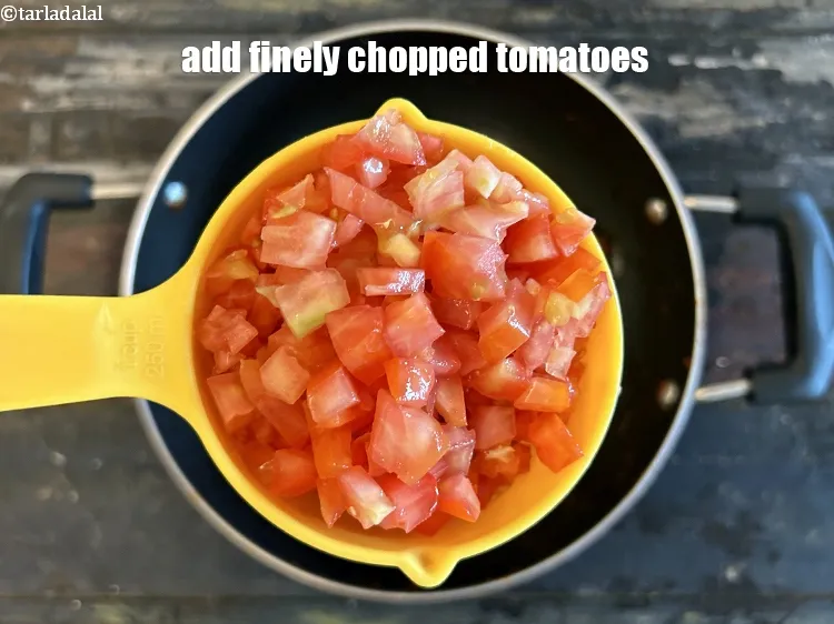स्टेप 23 – 2 कप २ कप&nbsp;बारीक&nbsp;<a href=""https://www.tarladalal.com/glossary-chopped-tomatoes-hindi-779i"">कटे टमाटर</a>&nbsp;डालें।