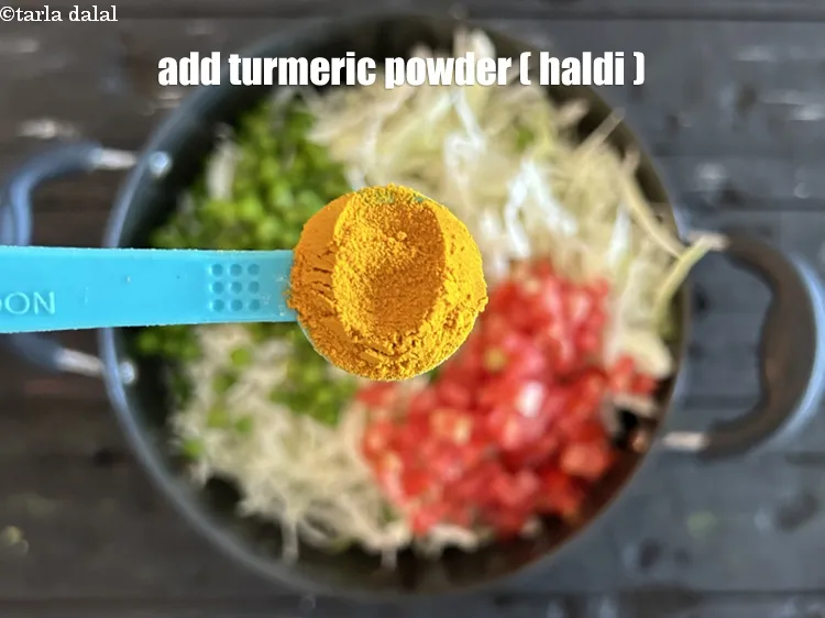 स्टेप 15 – १/२ टी-स्पून&nbsp;<a href=""https://www.tarladalal.com/glossary-turmeric-powder-haldi-hindi-645i"">हल्दी पाउडर</a>&nbsp;डालें।