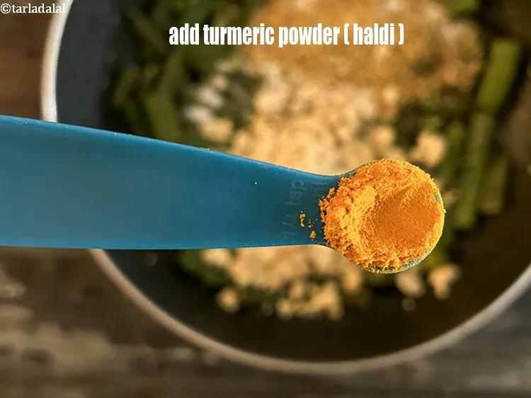 स्टेप 20 – १/४ टी-स्पून&nbsp;<a href=""https://www.tarladalal.com/glossary-turmeric-powder-haldi-hindi-645i"">हल्दी पाउडर</a>&nbsp;डालें।