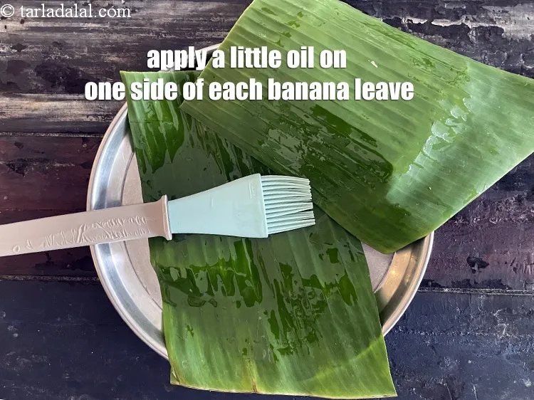 स्टेप 21 – प्रत्येक केले के पत्ते के एक तरफ थोड़ा सा तेल …