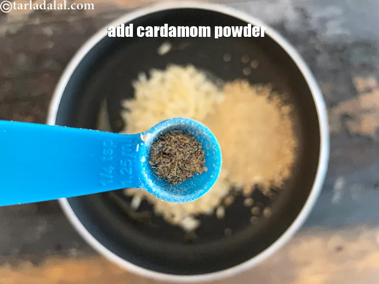 स्टेप 15 – एक चुटकी <a href=""https://www.tarladalal.com/glossary-cardamom-powder-elaichi-powder-hindi-265i"">इलायची पाउडर</a> डालें।