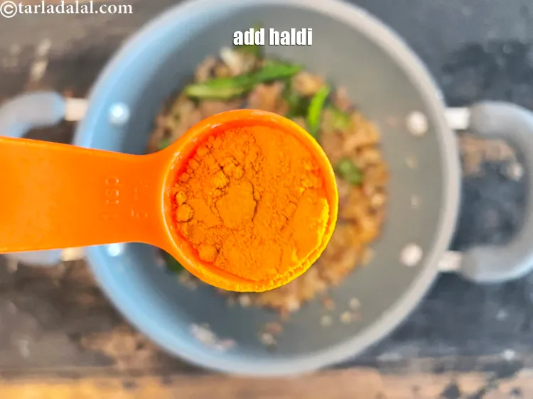 स्टेप 22 – १ टी-स्पून&nbsp;<a href=""https://www.tarladalal.com/glossary-mustard-seeds-sarson-rai-sarson-ke-beej-hindi-525i"">हल्दी पाउडर</a>&nbsp;डालें।