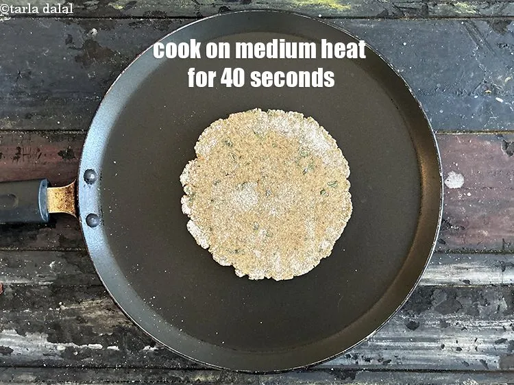 Step 16 – Cook the paratha on a medium&nbsp;flame for 40 seconds.