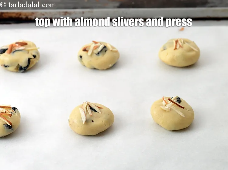Step 13 – Top each cookie with a few almond slivers and press it gently.