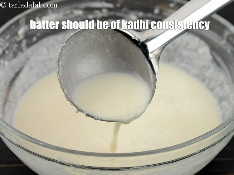 स्टेप 17 – बैटर कढ़ी जैसा होना चाहिए.