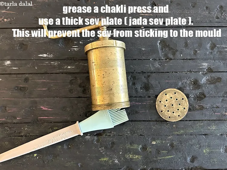 Step 17 – <meta charset="UTF-8" /> Grease a&nbsp;<strong>chakli</strong>&nbsp;mould and place a thick sev&nbsp;plate ( jada sev plate ) …
