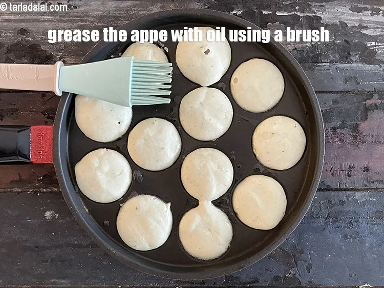 स्टेप 21 – अप्पे को ब्रश से तेल लगाकर चिकना कर लें।&nbsp;&nbsp;&nbsp;&nbsp;