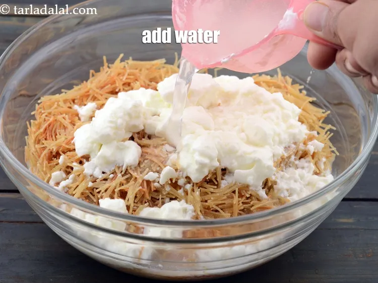 स्टेप 16 – 1&frac12; कप पानी डालें।